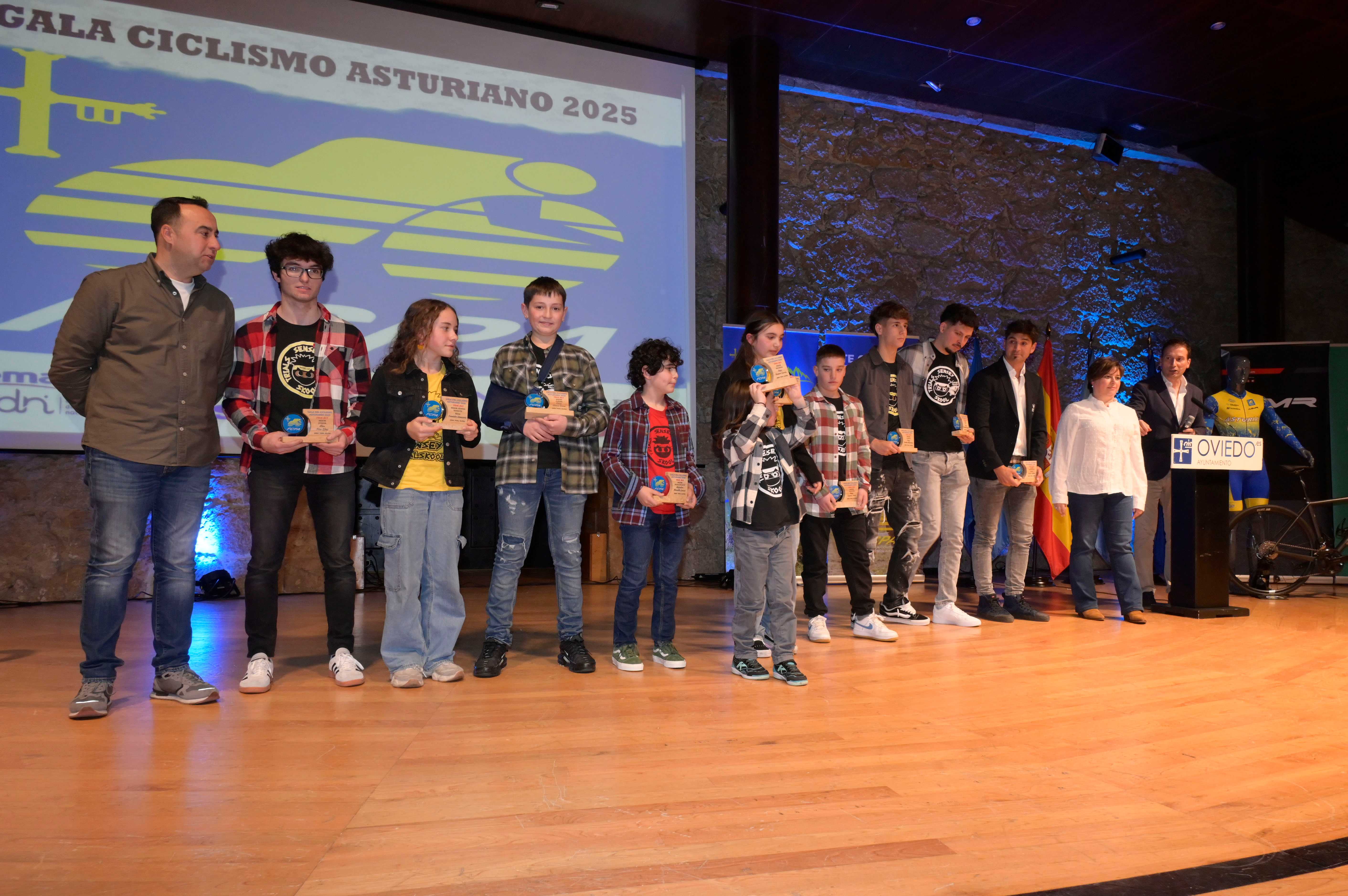 La Gala del Ciclismo Asturiano Premia la Diversidad y el Relevo Generacional en una Noche de Emociones