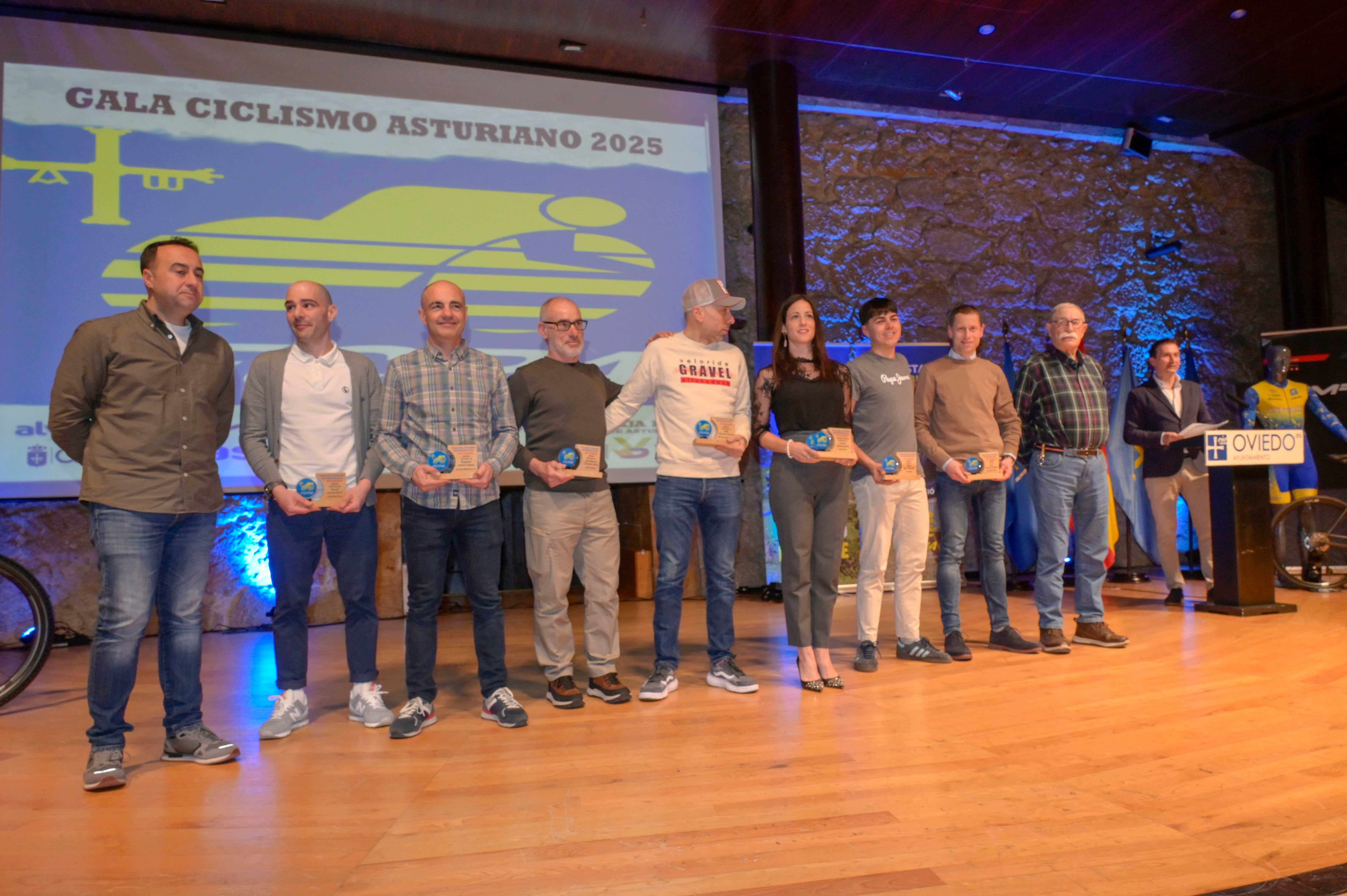 La Gala del Ciclismo Asturiano Premia la Diversidad y el Relevo Generacional en una Noche de Emociones