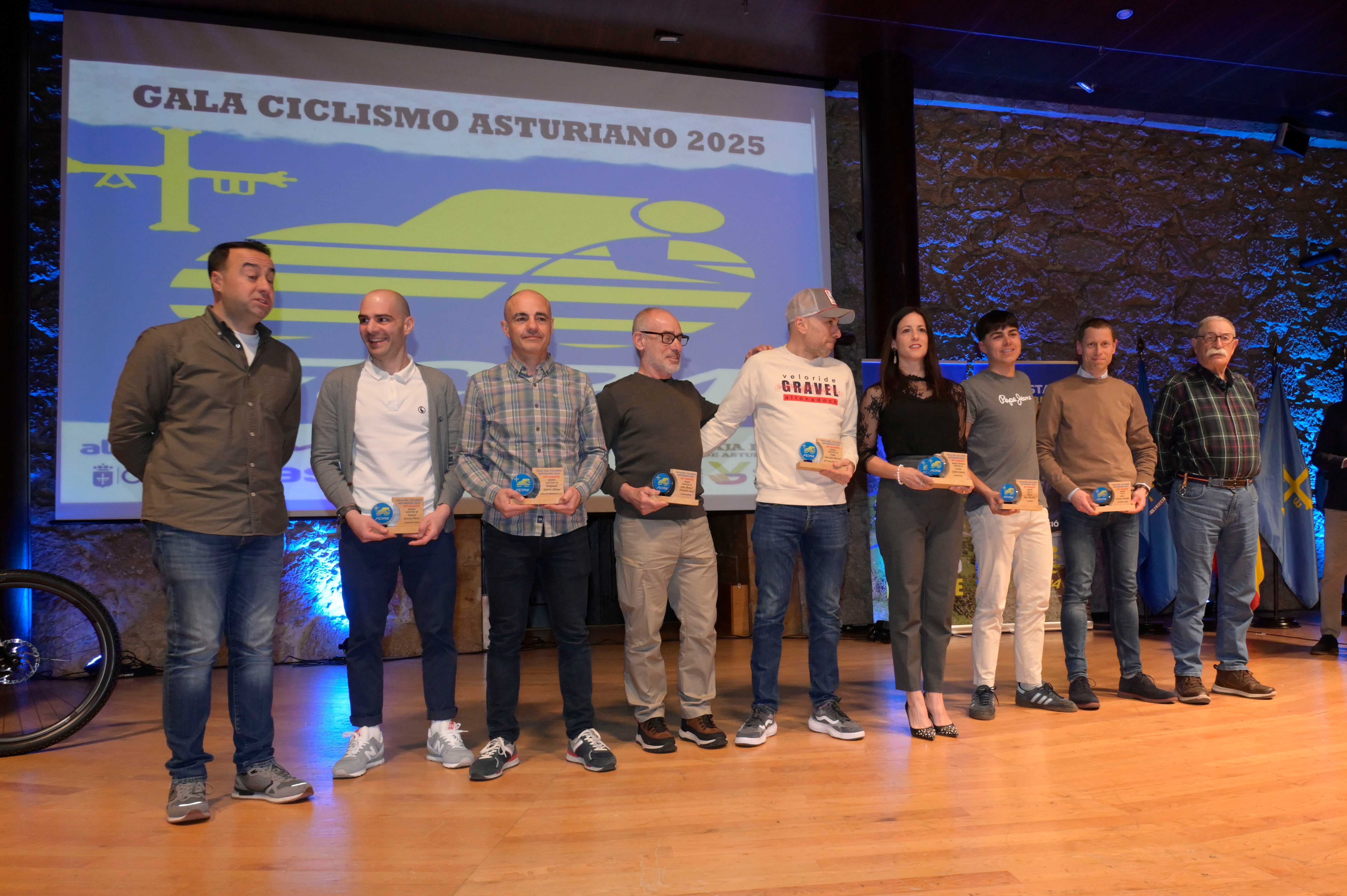 La Gala del Ciclismo Asturiano Premia la Diversidad y el Relevo Generacional en una Noche de Emociones