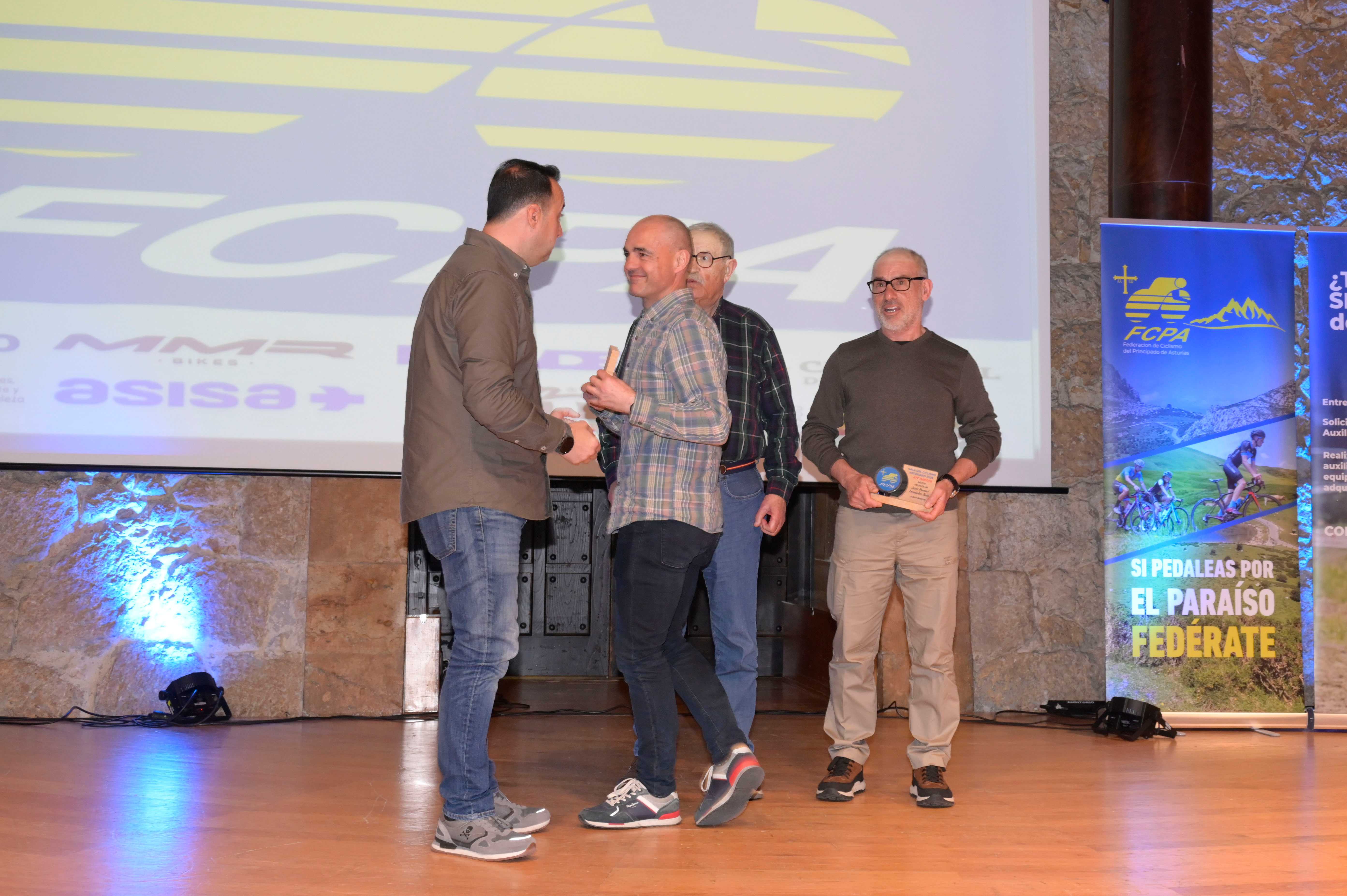 La Gala del Ciclismo Asturiano Premia la Diversidad y el Relevo Generacional en una Noche de Emociones