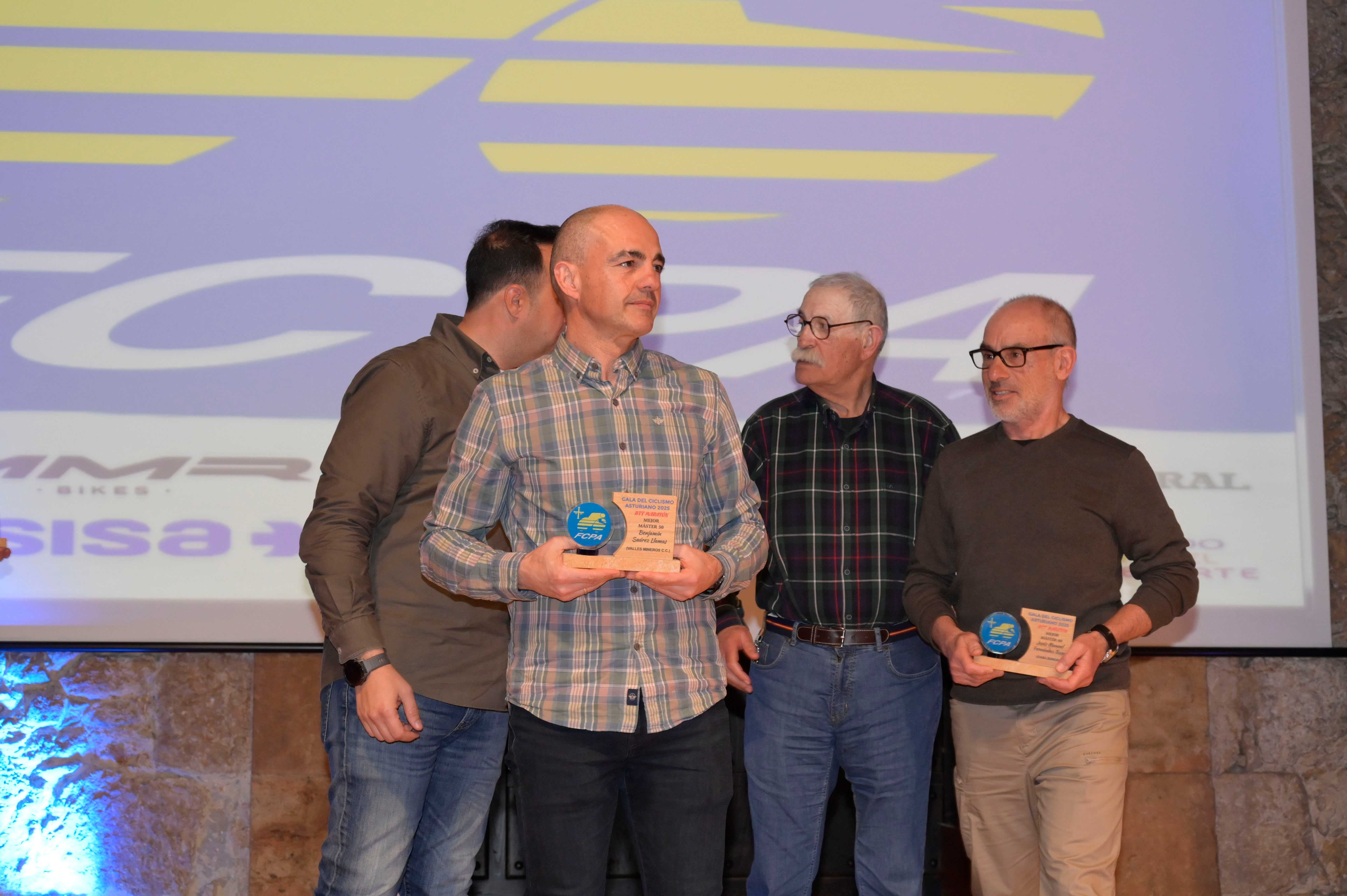 La Gala del Ciclismo Asturiano Premia la Diversidad y el Relevo Generacional en una Noche de Emociones