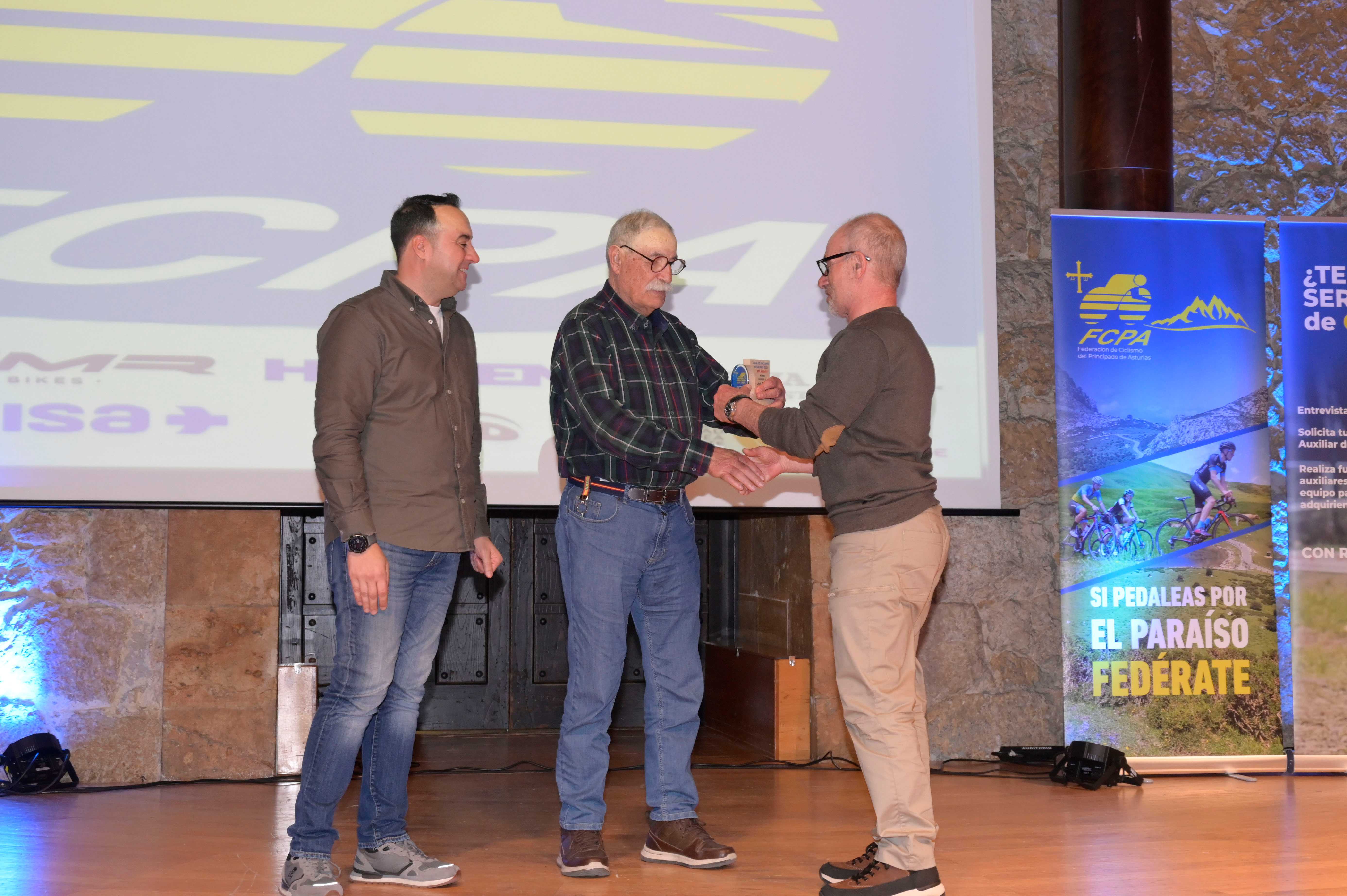 La Gala del Ciclismo Asturiano Premia la Diversidad y el Relevo Generacional en una Noche de Emociones