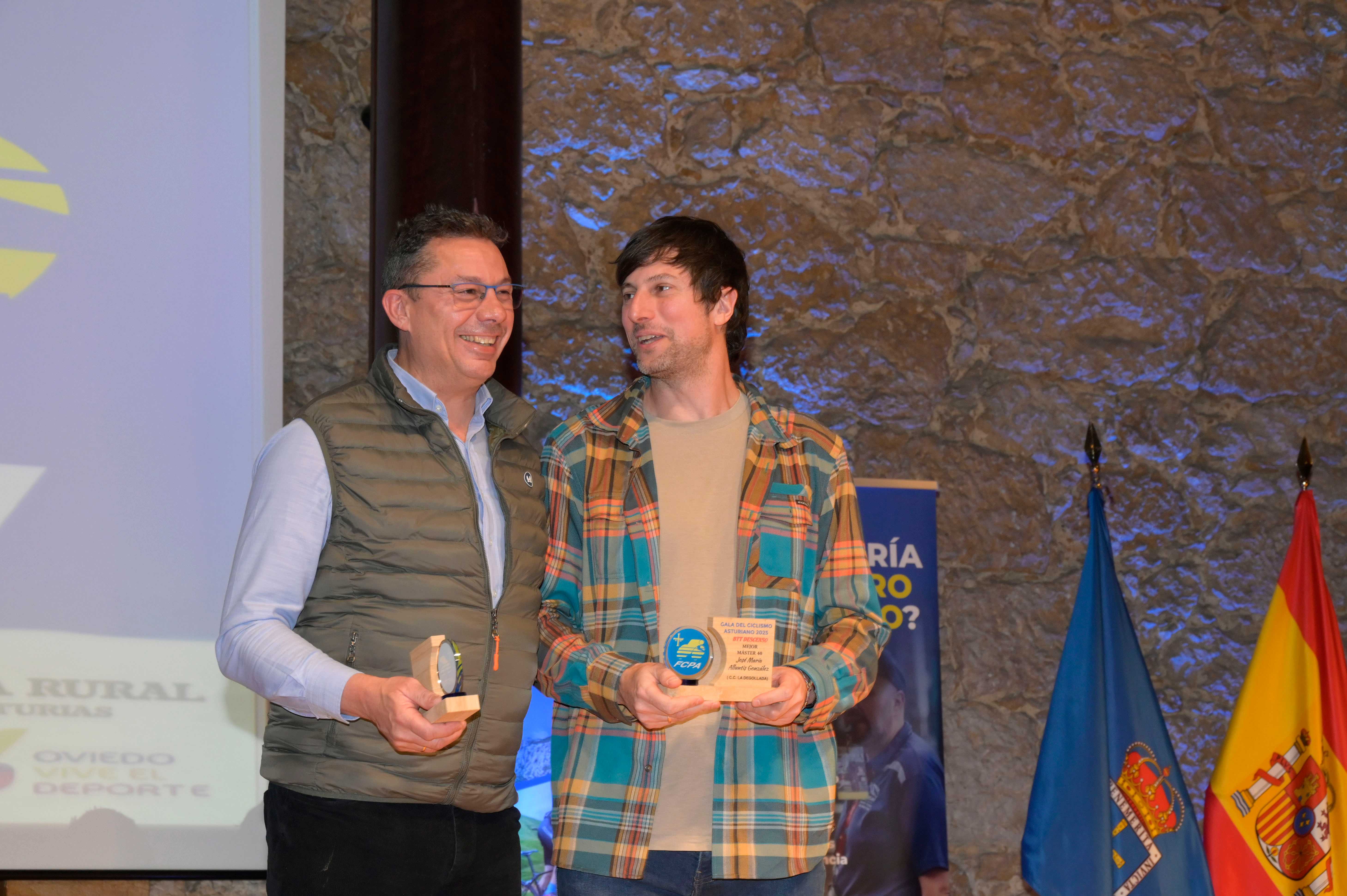 La Gala del Ciclismo Asturiano Premia la Diversidad y el Relevo Generacional en una Noche de Emociones