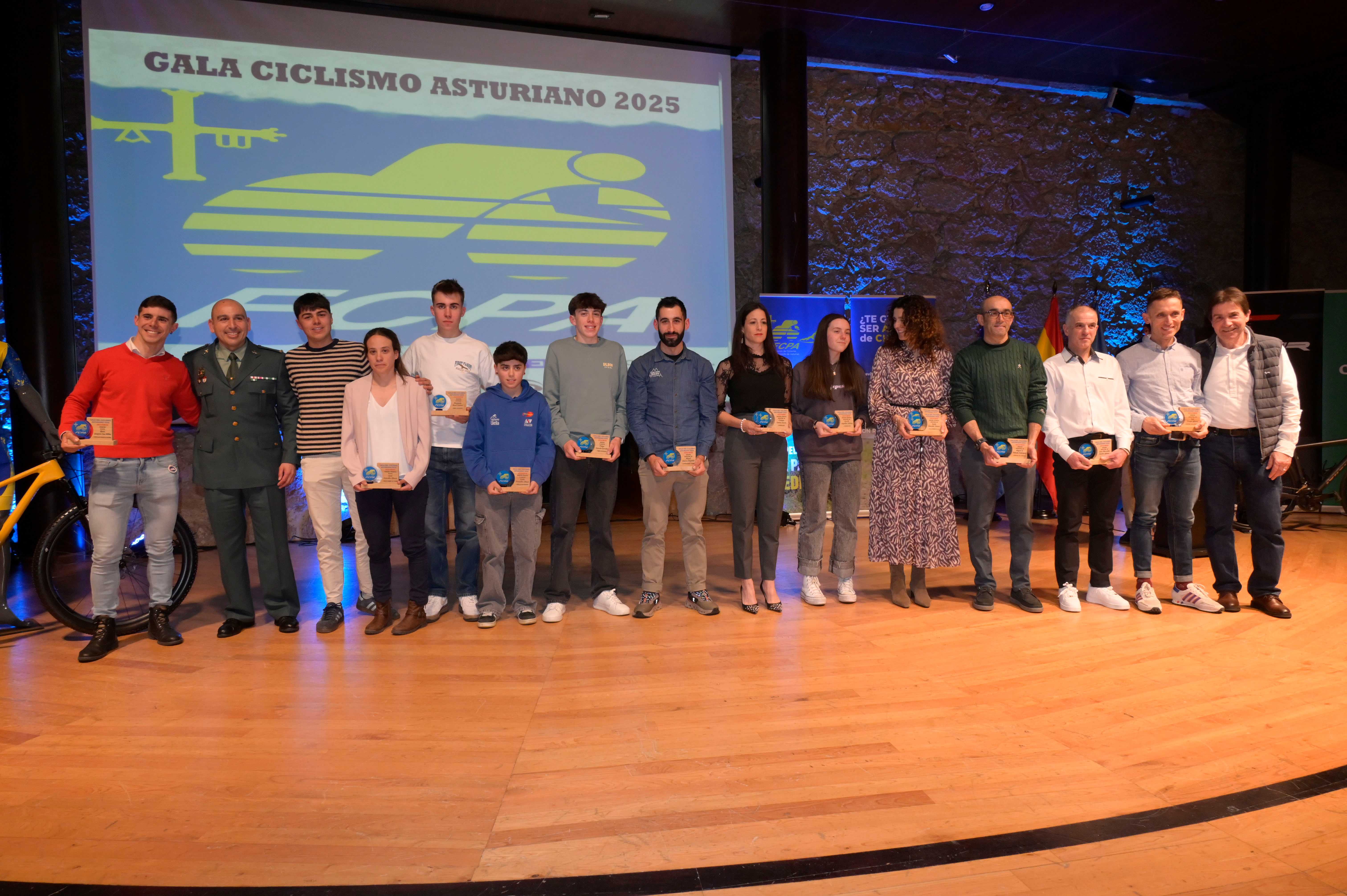 La Gala del Ciclismo Asturiano Premia la Diversidad y el Relevo Generacional en una Noche de Emociones