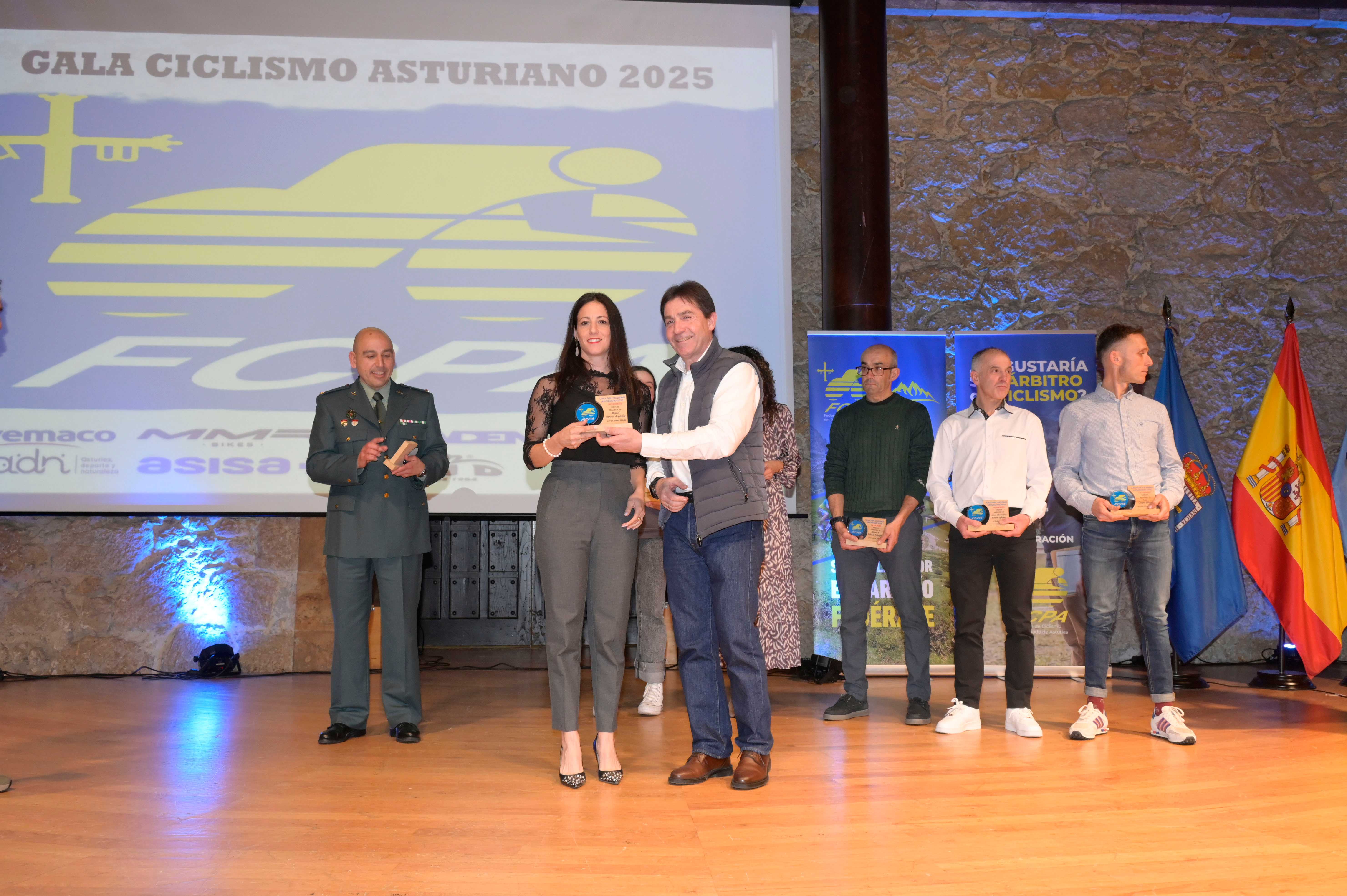 La Gala del Ciclismo Asturiano Premia la Diversidad y el Relevo Generacional en una Noche de Emociones