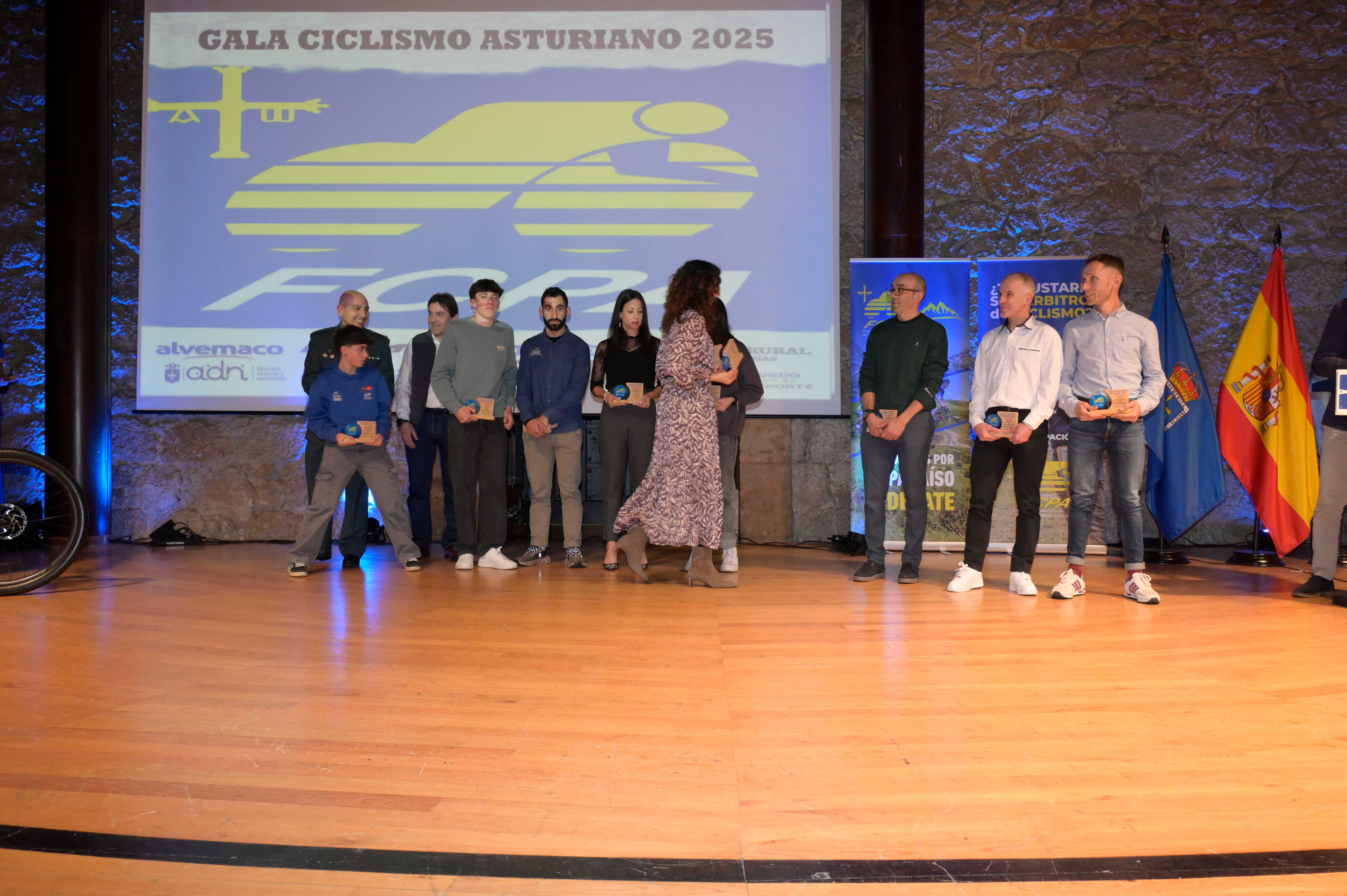 La Gala del Ciclismo Asturiano Premia la Diversidad y el Relevo Generacional en una Noche de Emociones