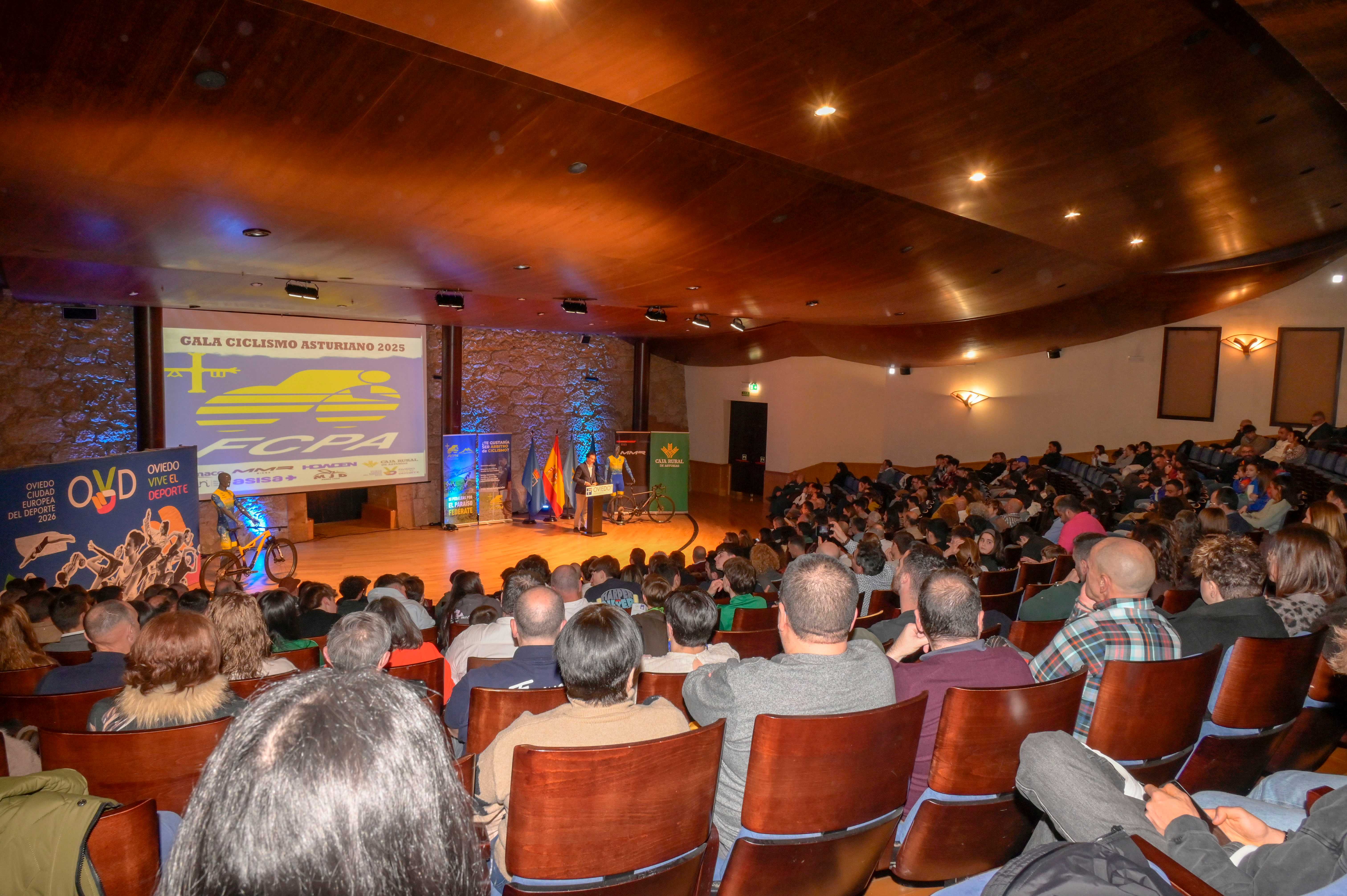 La Gala del Ciclismo Asturiano Premia la Diversidad y el Relevo Generacional en una Noche de Emociones