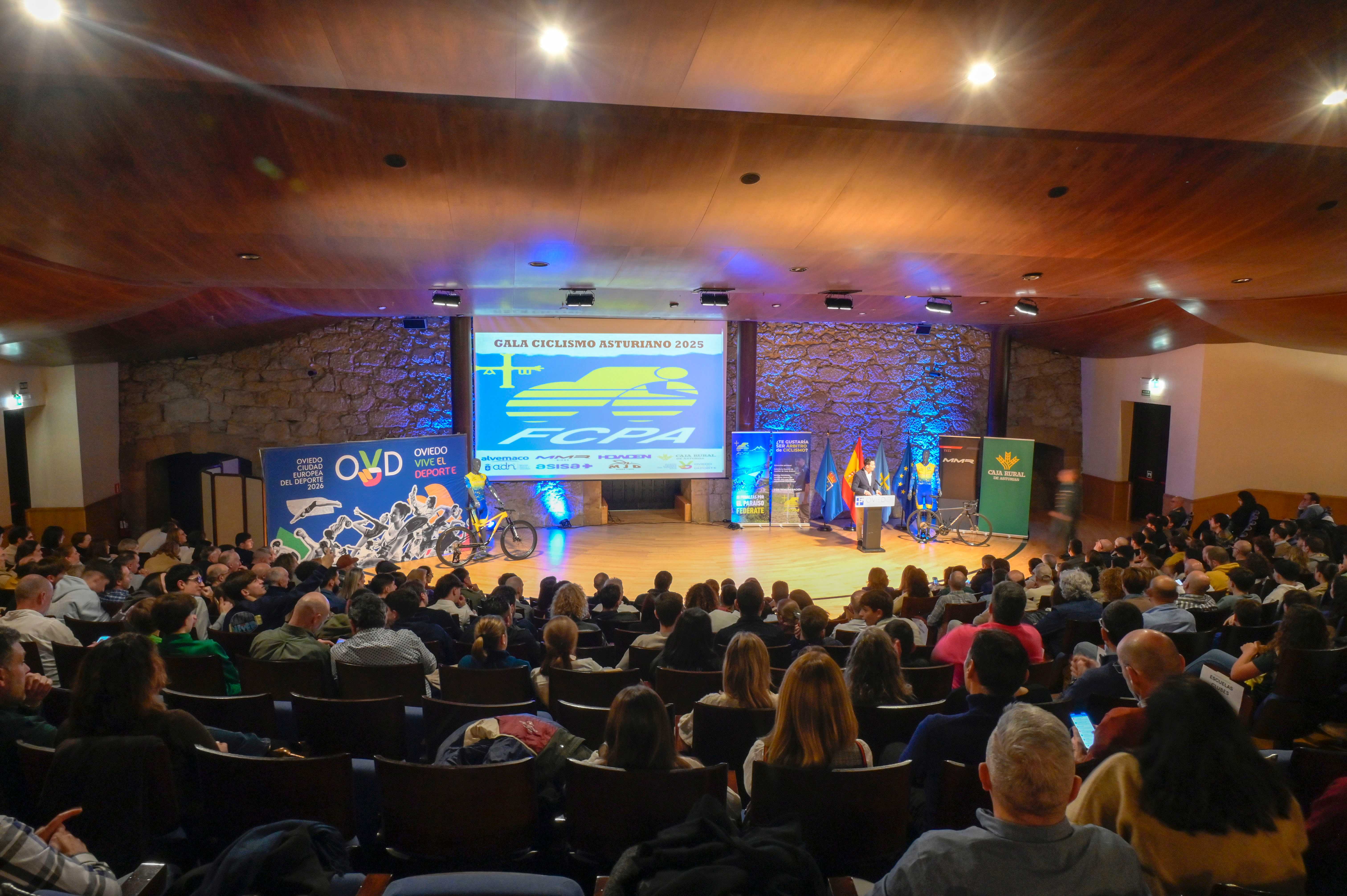 La Gala del Ciclismo Asturiano Premia la Diversidad y el Relevo Generacional en una Noche de Emociones