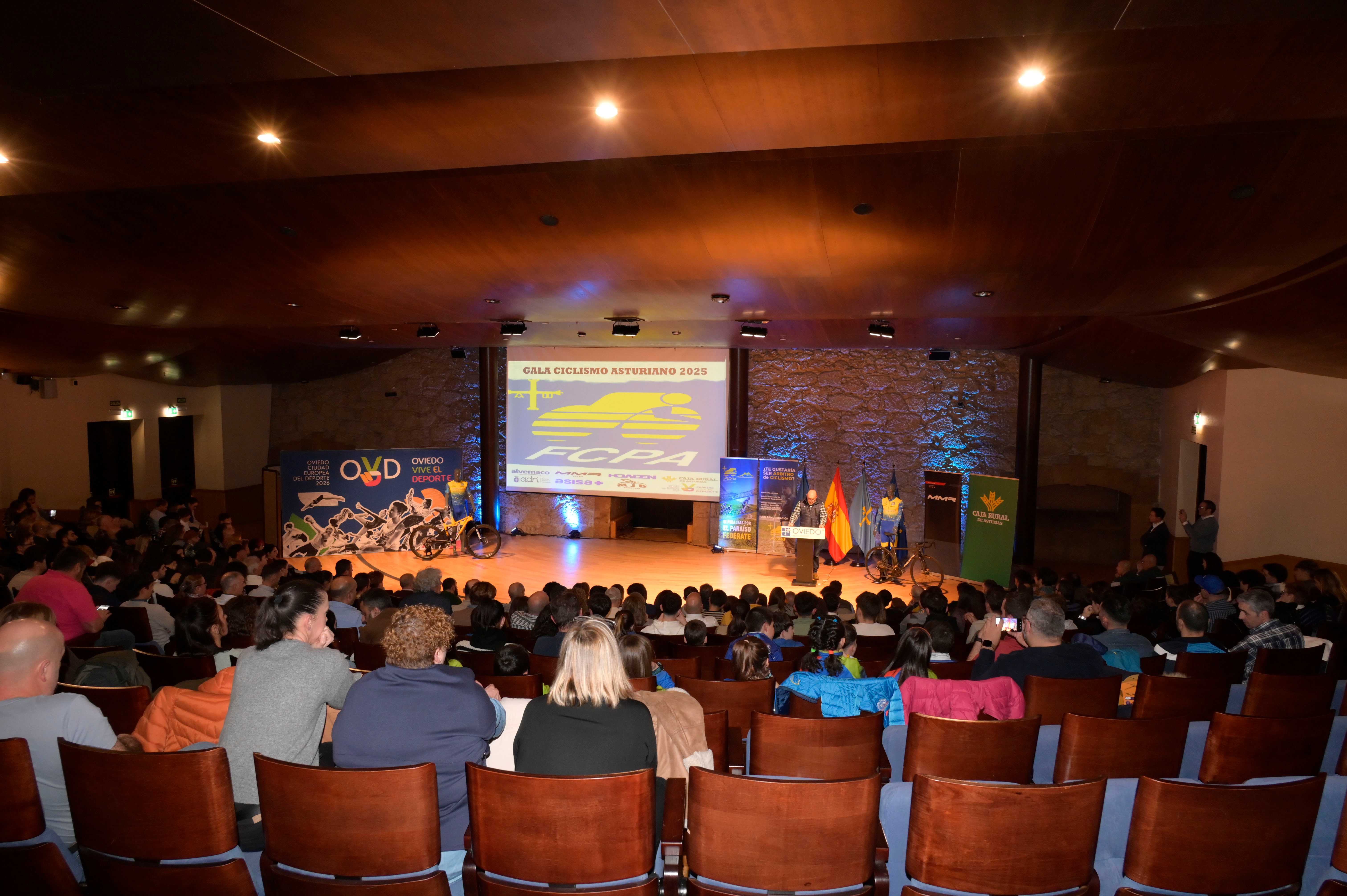 La Gala del Ciclismo Asturiano Premia la Diversidad y el Relevo Generacional en una Noche de Emociones