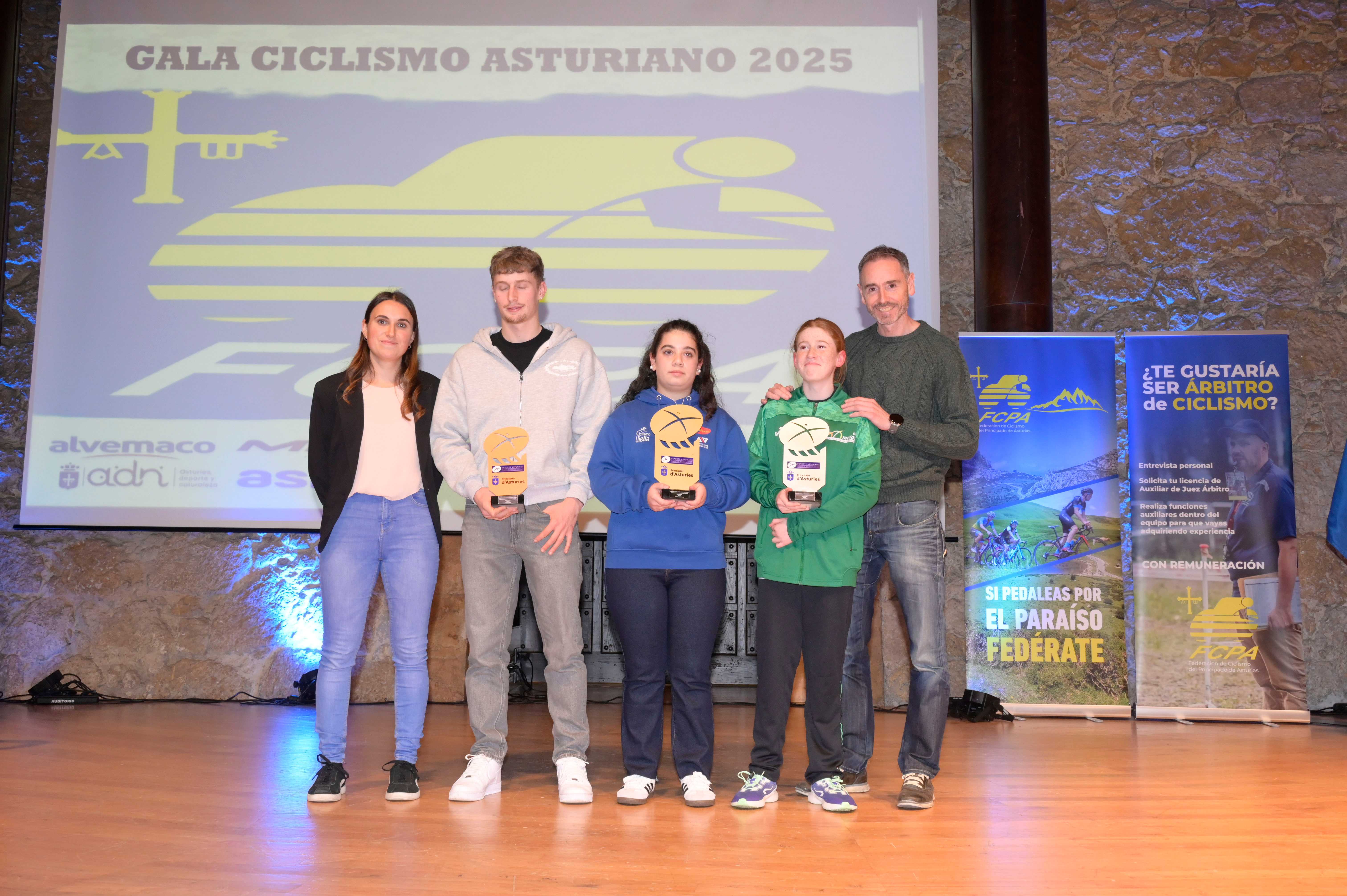 La Gala del Ciclismo Asturiano Premia la Diversidad y el Relevo Generacional en una Noche de Emociones