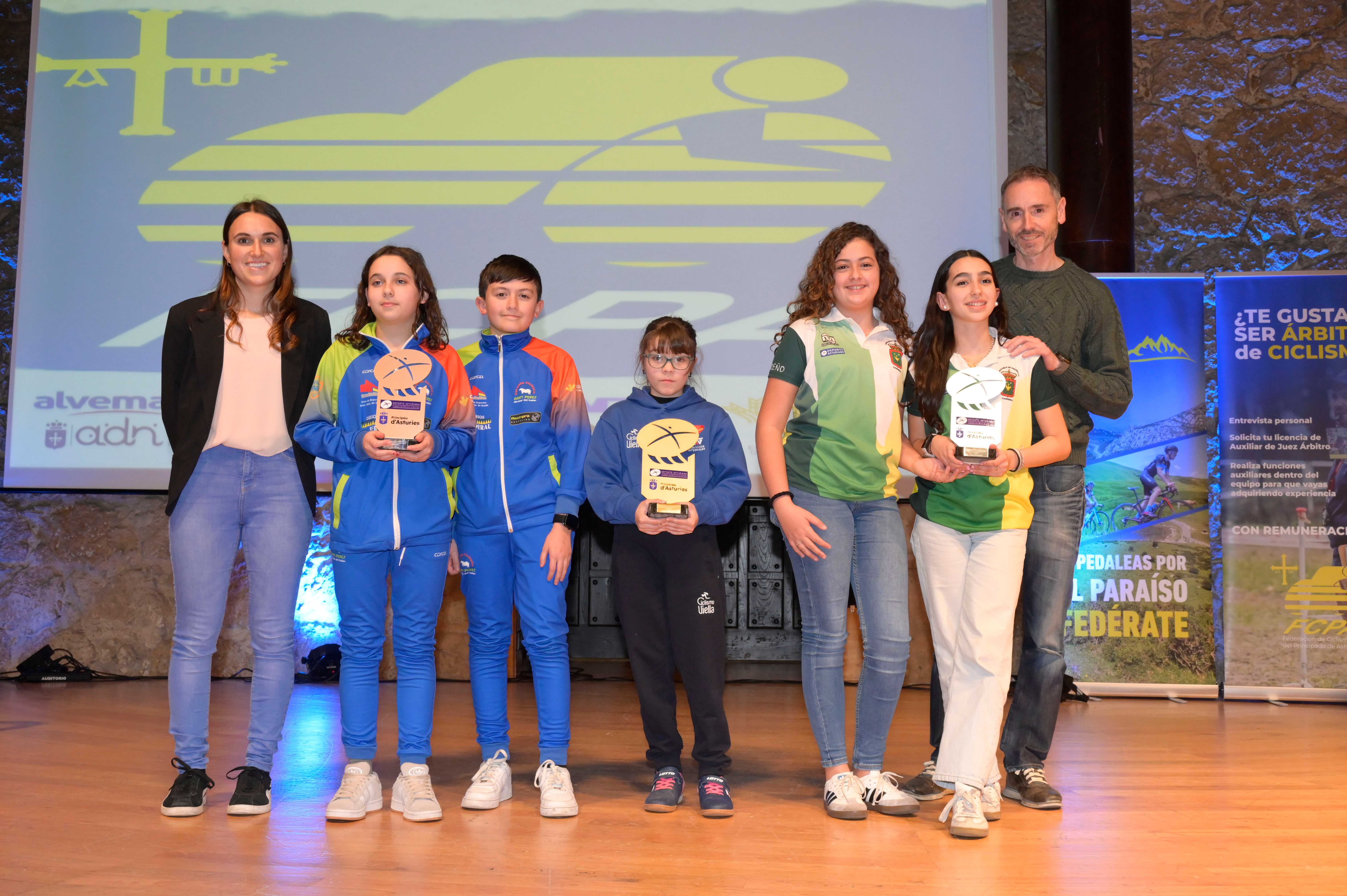 La Gala del Ciclismo Asturiano Premia la Diversidad y el Relevo Generacional en una Noche de Emociones