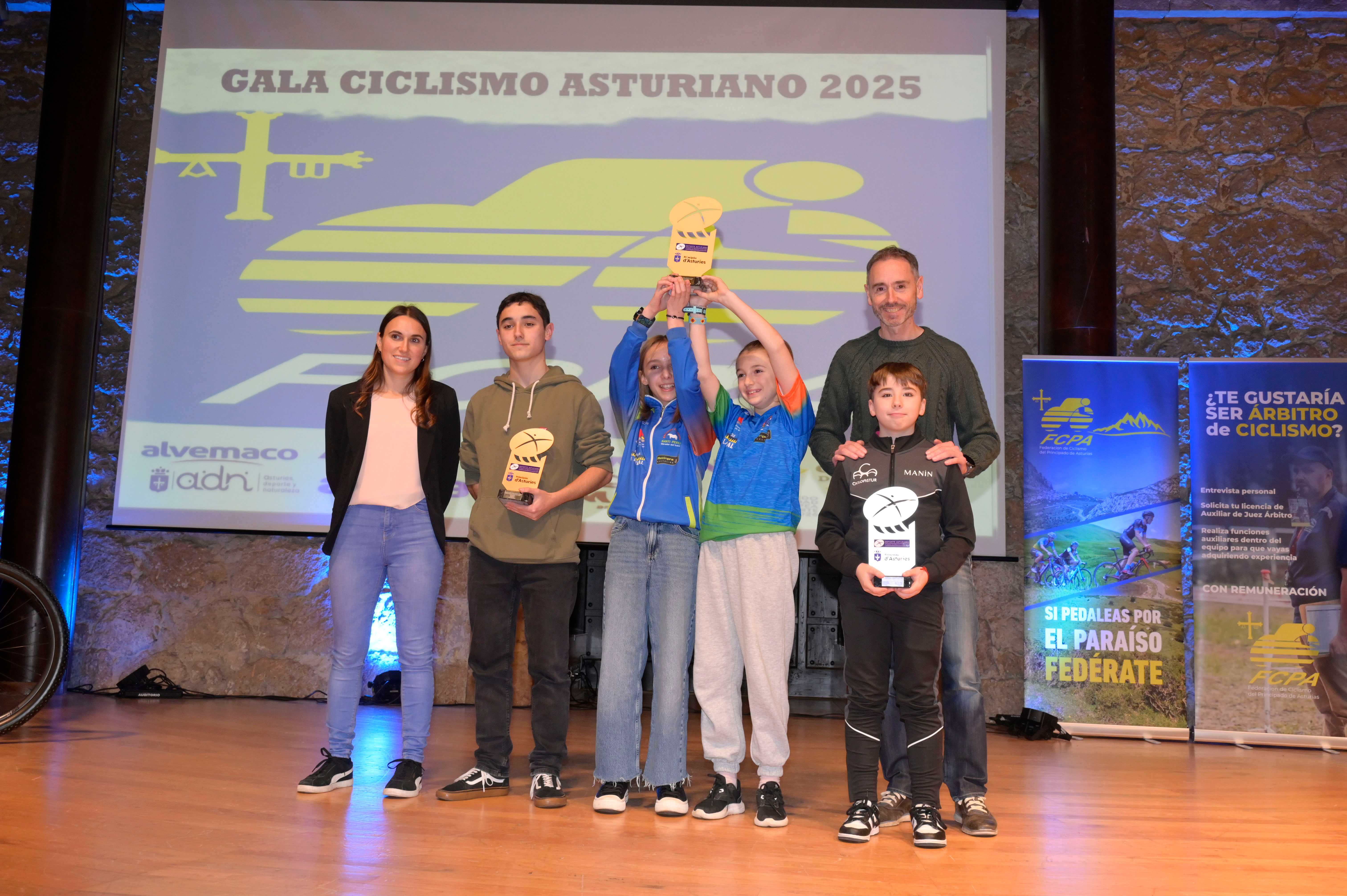 La Gala del Ciclismo Asturiano Premia la Diversidad y el Relevo Generacional en una Noche de Emociones