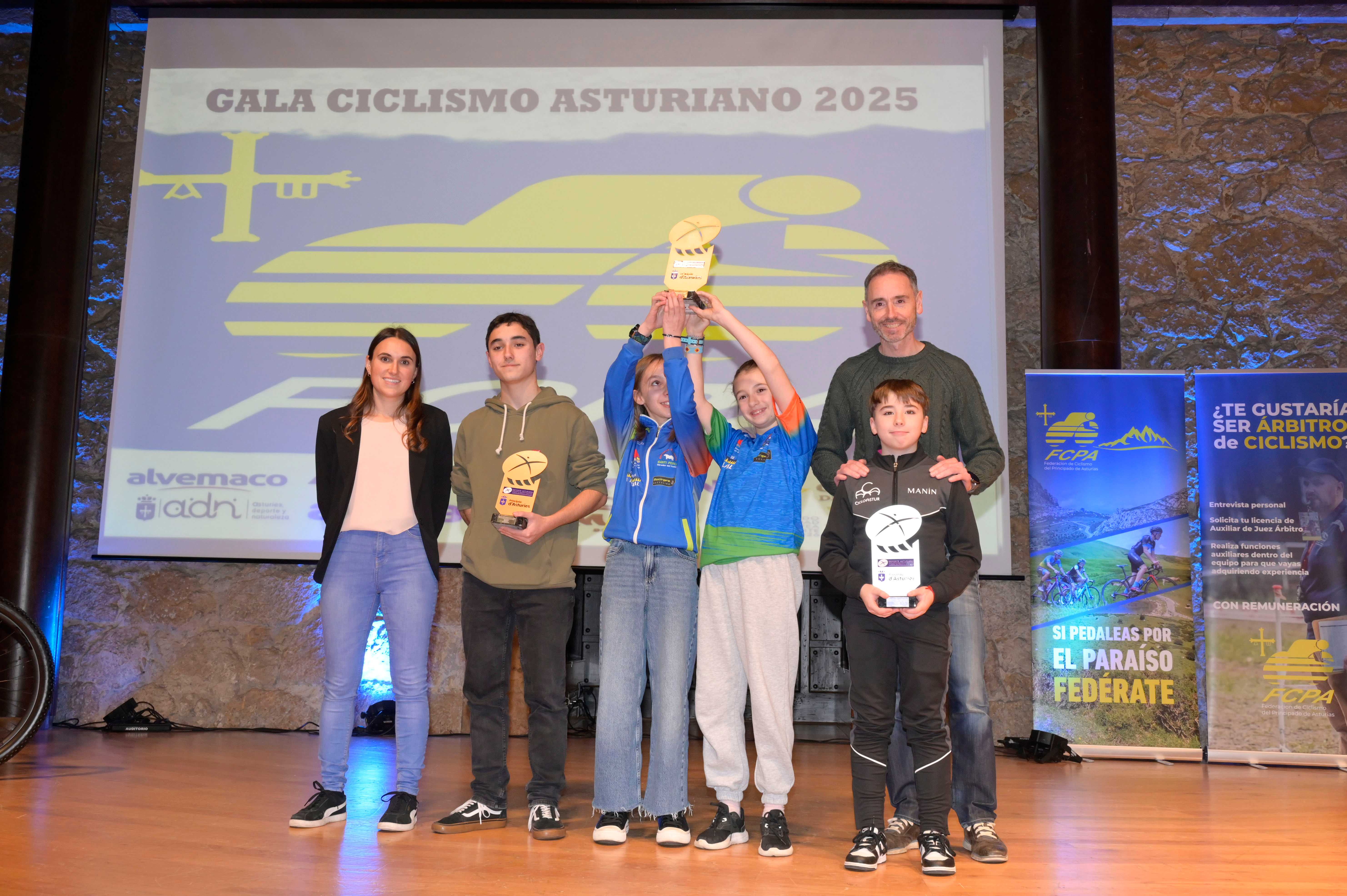 La Gala del Ciclismo Asturiano Premia la Diversidad y el Relevo Generacional en una Noche de Emociones