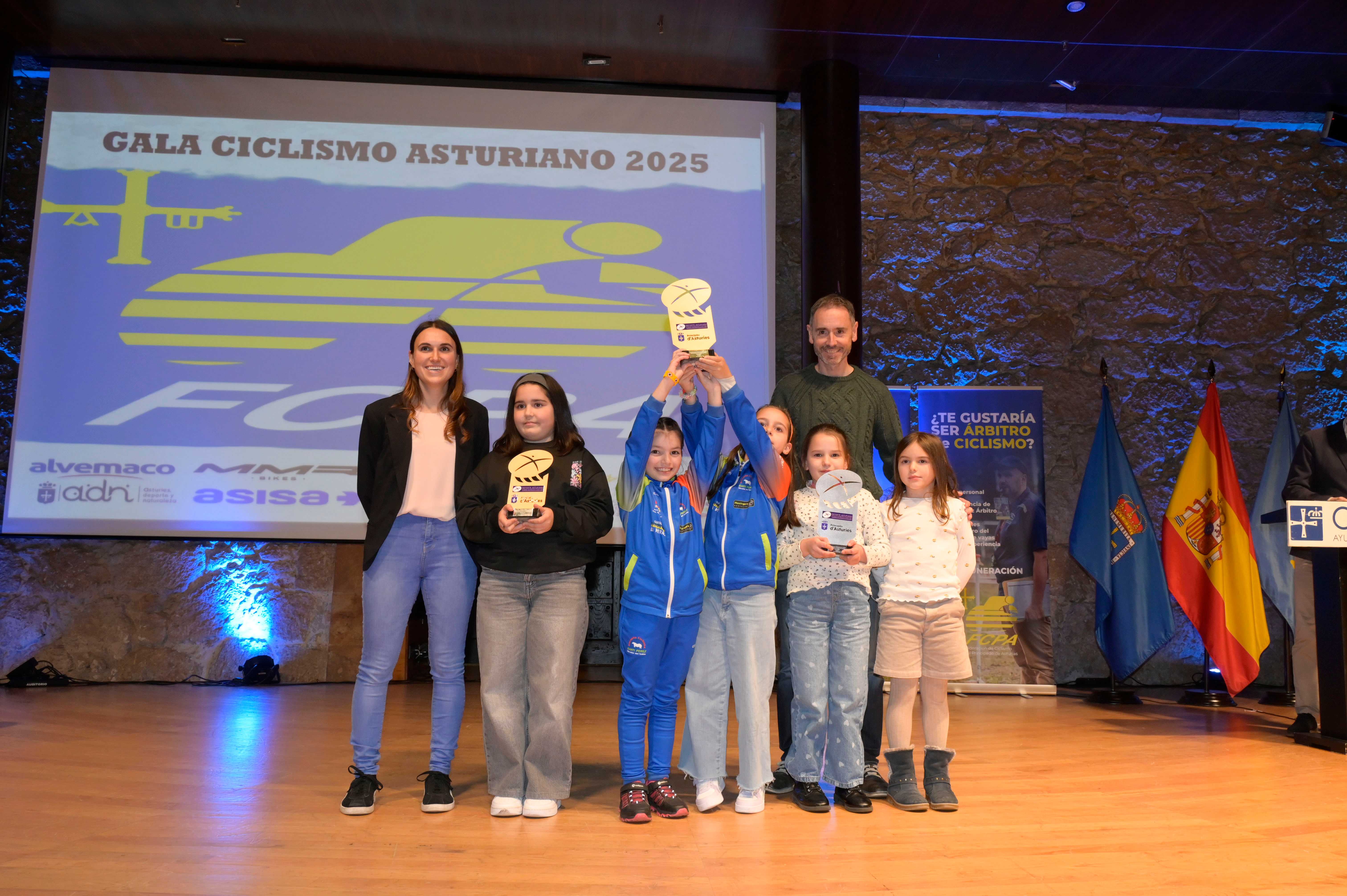 La Gala del Ciclismo Asturiano Premia la Diversidad y el Relevo Generacional en una Noche de Emociones