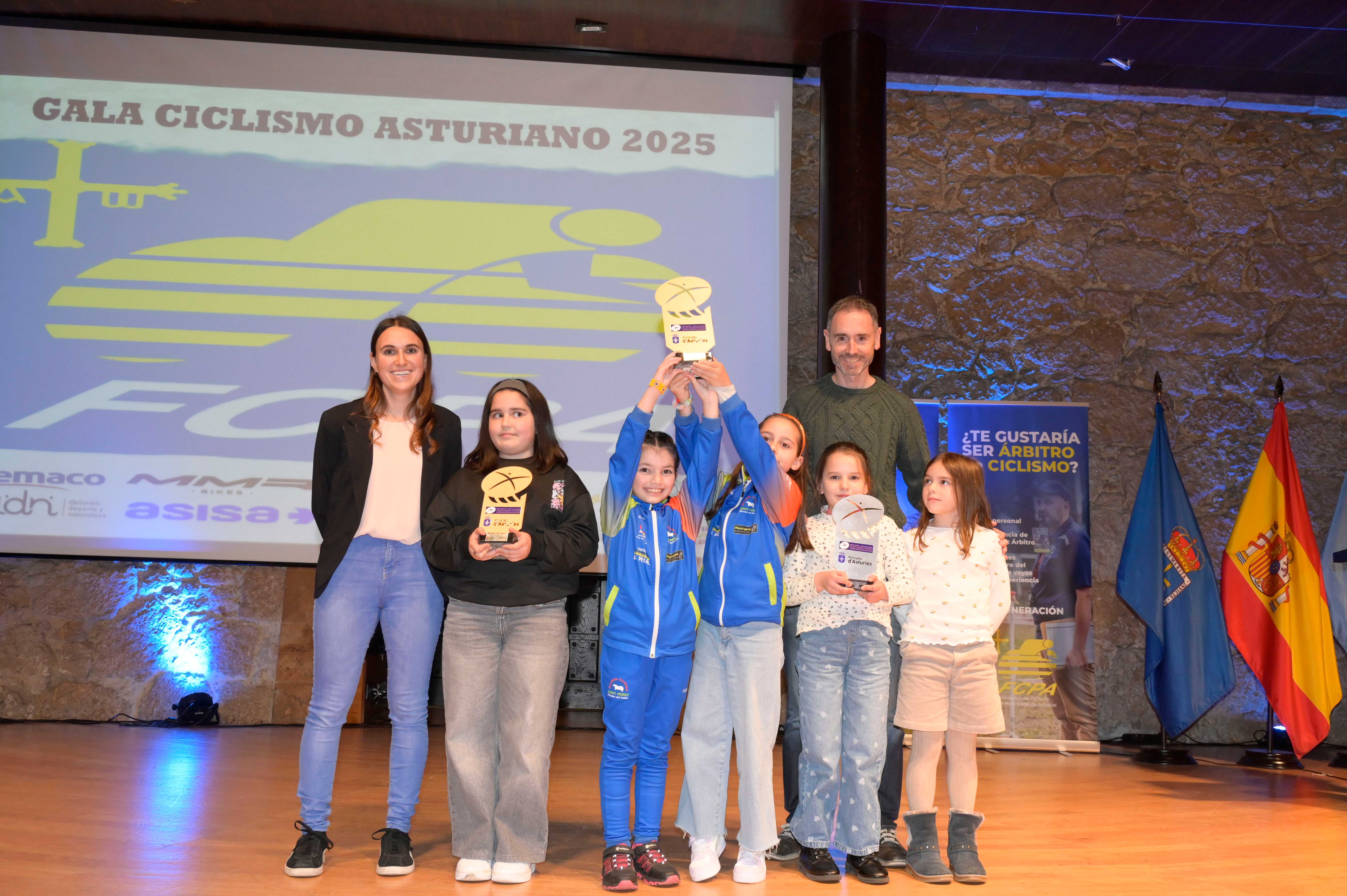 La Gala del Ciclismo Asturiano Premia la Diversidad y el Relevo Generacional en una Noche de Emociones