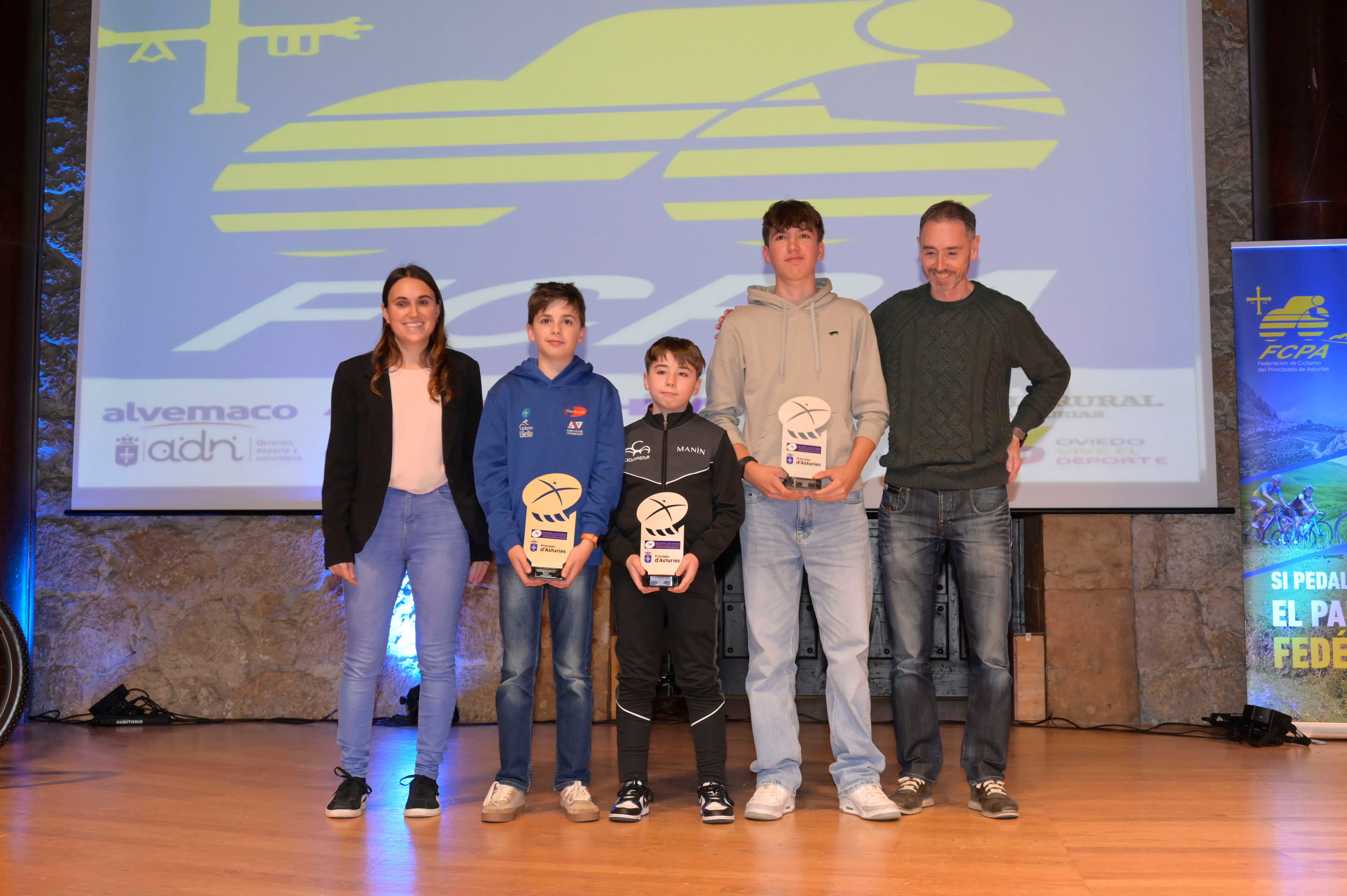 La Gala del Ciclismo Asturiano Premia la Diversidad y el Relevo Generacional en una Noche de Emociones