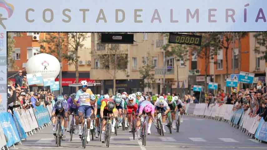 Biniam-Girmay-puede-con-todos-en-Roquetas-de-Mar