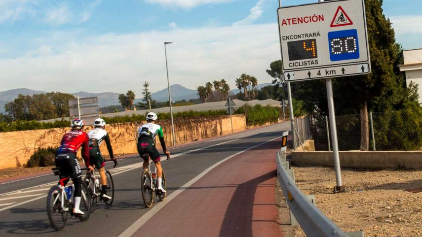 La-Diputacion-instala-un-panel-en-Betera-que-avisa-a-los-conductores-de-los-ciclistas-que-circulan-por-la-carretera