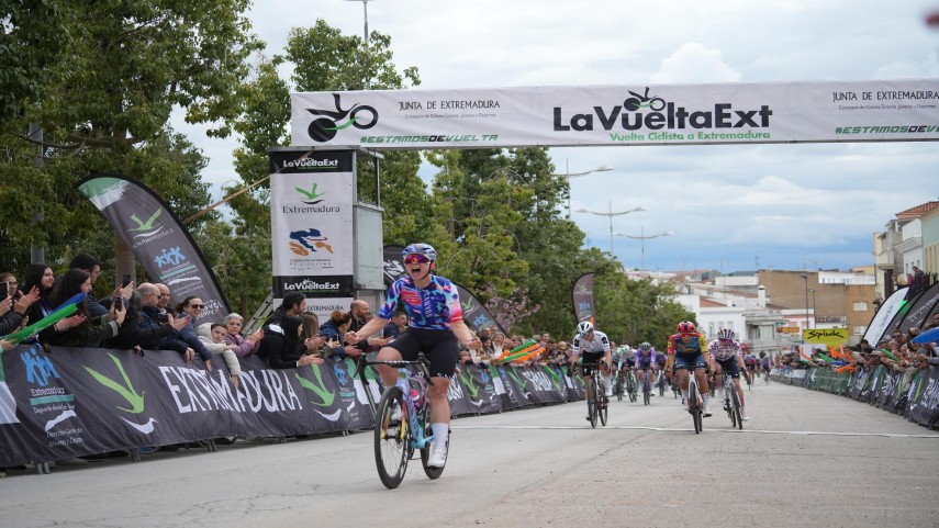 LA-CAMPEONA-OLiMPICA-CHIARACONSONNI-SE-IMPONE-EN-FUENTE-DEL-MAESTRE-DONDE-ZOEBA�CKSTEDT-RETIENE-EL-LIDERATO-DE-LA-VUELTA-A-EXTREMADURA