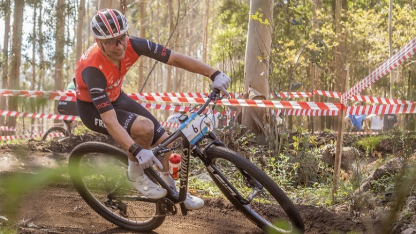 Lara-Lois-e-Jorge-Aguin-imponen-o-seu-punto-en-Armenteira