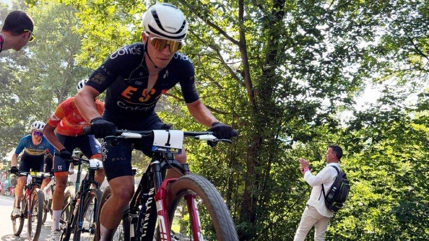 Thibaut-Francois-acaricia-el-podio-en-el-Short-Track-sub23-del-Europeo-de-Monteceneri-Suiza-